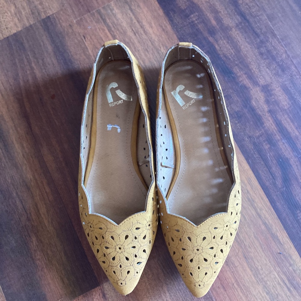 Beautiful Pointed Tan Flats